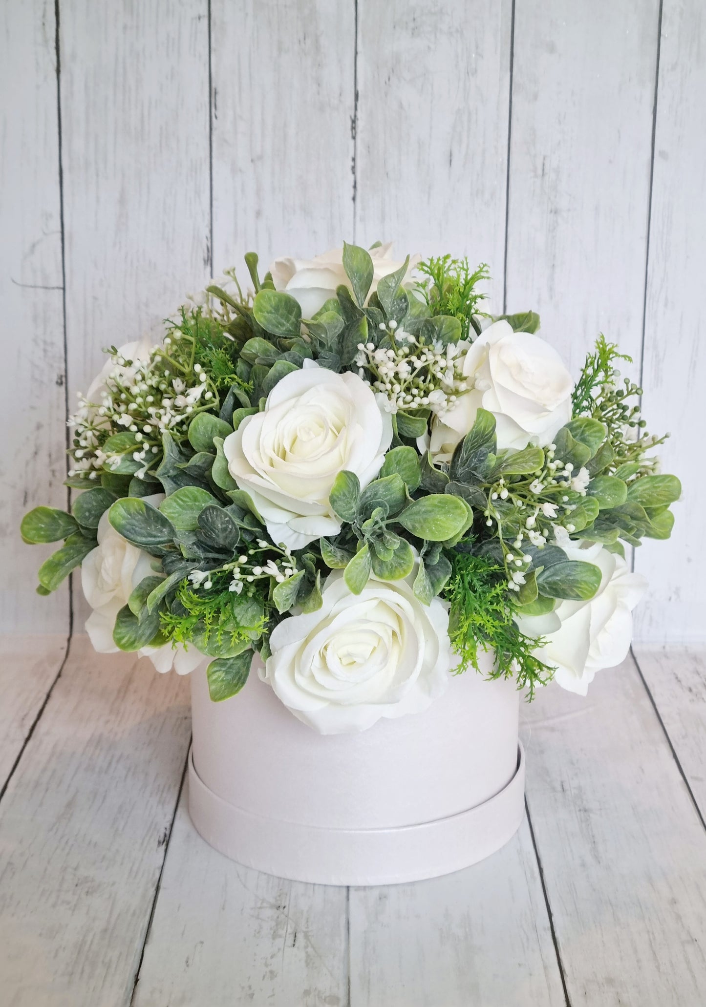 Beautiful white rose hatbox