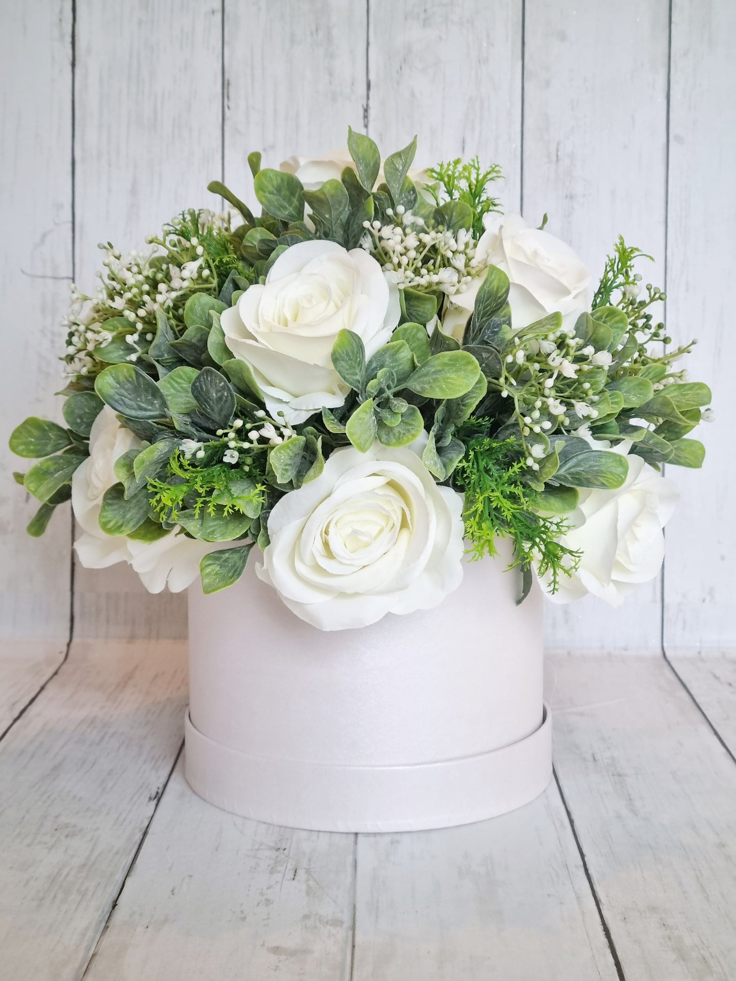 Beautiful white rose hatbox